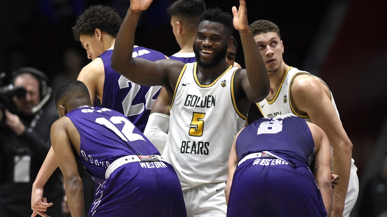Le joueur de basketball Ivan Ikomey des Golden Bears souris lors d'un match.