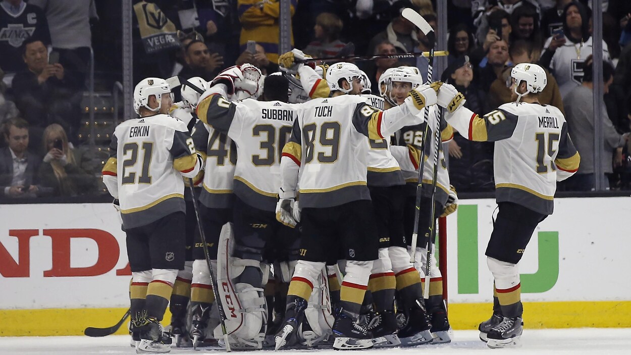 Les Golden Knights de Vegas célèbrent leur balayage contre les Kings de Los Angeles.