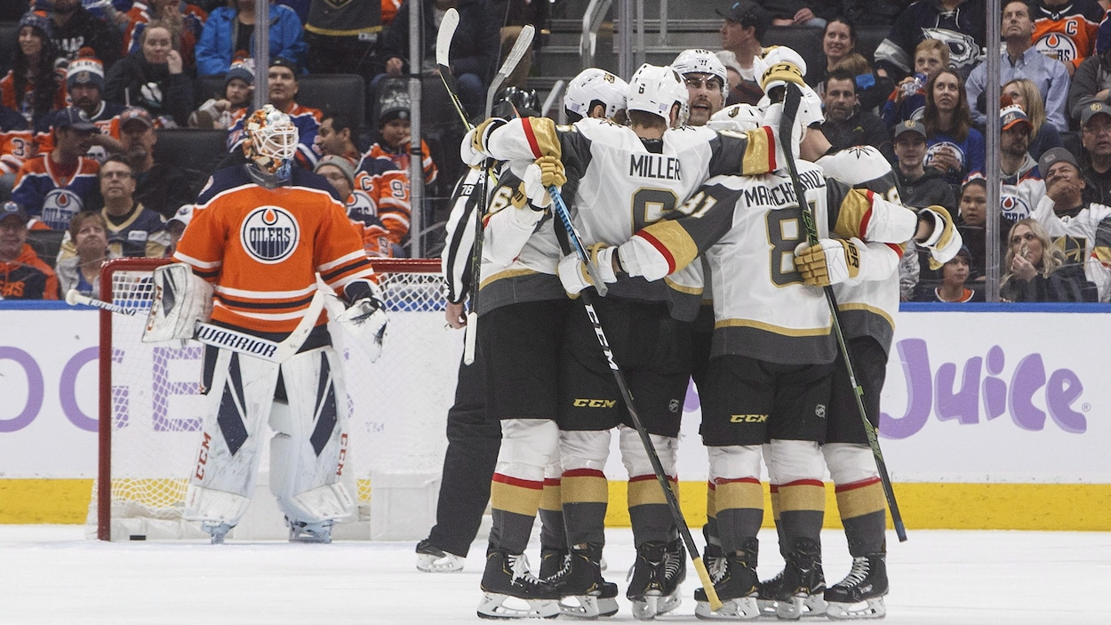 Les Golden Knights célèbrent un but contre les Oilers. Les Golden Knights célèbrent un but contre les Oilers.