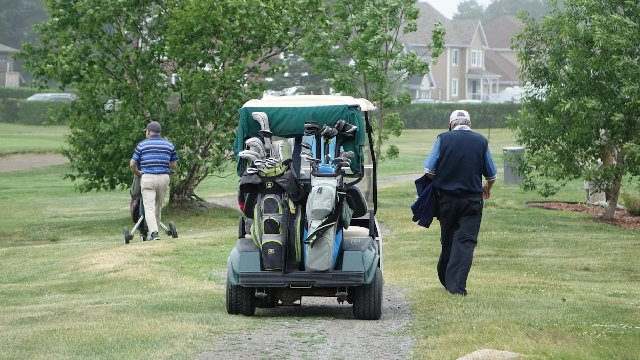 Des gens jouent au golf l’Empress de Pointe-au-Père.