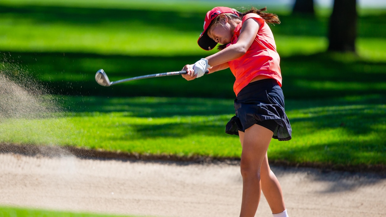 Michelle Liu sort sa balle d'une fosse de sable dans le cadre du Championnat amateur canadien qui se tient en ce moment à Red Deer, en Alberta.