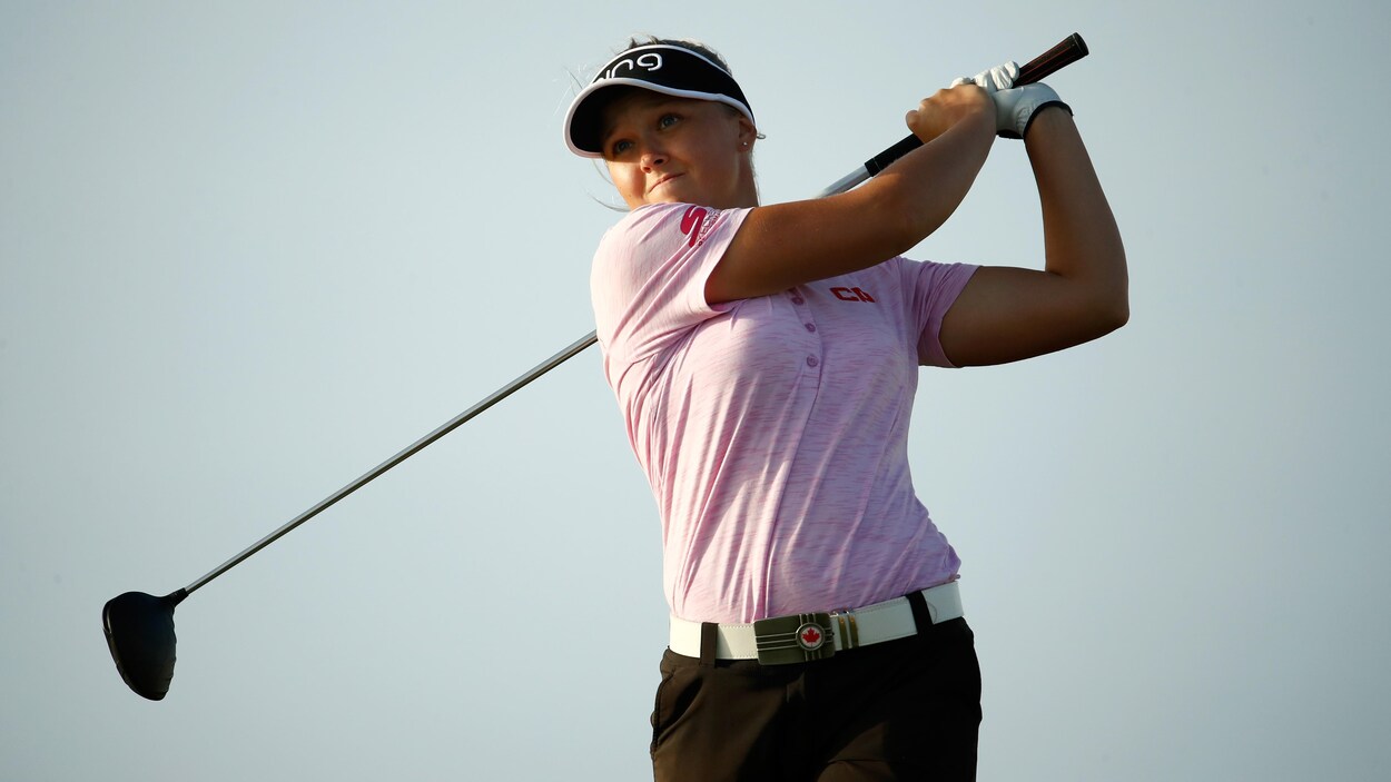 Brooke Henderson regarde sa balle survoler l'allée du 16e trou au cours de la dernière ronde aux Bahamas. Brooke Henderson regarde sa balle survoler l'allée du 16e trou au cours de la dernière ronde aux Bahamas.
