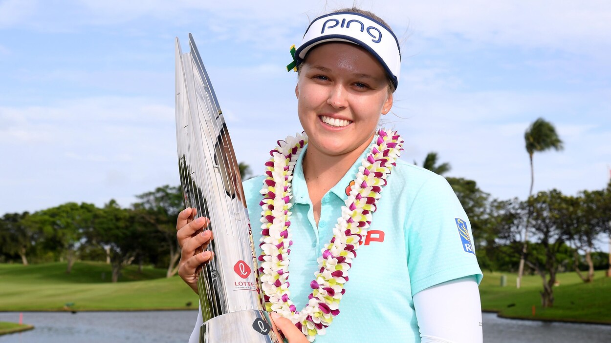 Brooke Henderson soulève son trophée de gagnante du Championnat Lotte. Brooke Henderson soulève son trophée de gagnante du Championnat Lotte.