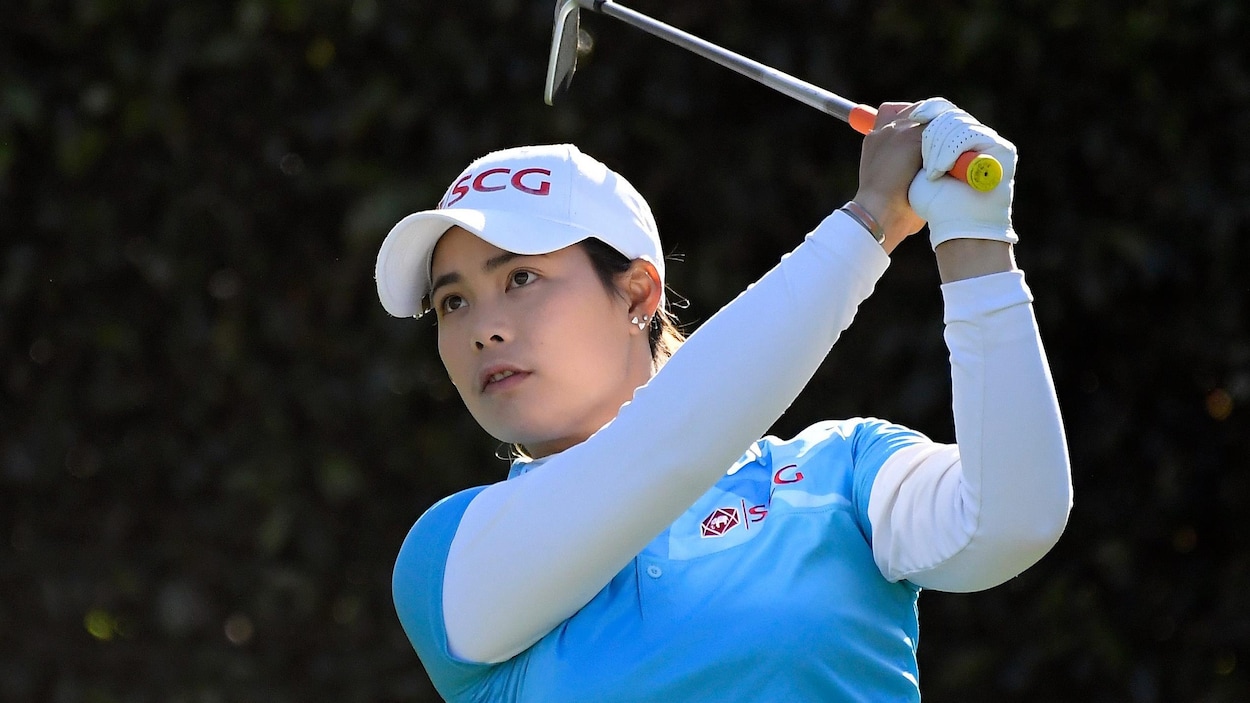 Moriya Jutanugarn frappe son coup de départ au septième trou de la deuxième ronde de l'Omnium de Los Angeles. Moriya Jutanugarn frappe son coup de départ au septième trou de la deuxième ronde de l'Omnium de Los Angeles.