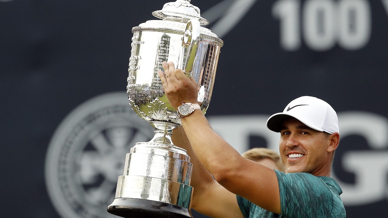 Brooks Koepka soulève le trophée Wanamaker à titre de champion de la PGA. Brooks Koepka soulève le trophée Wanamaker à titre de champion de la PGA.