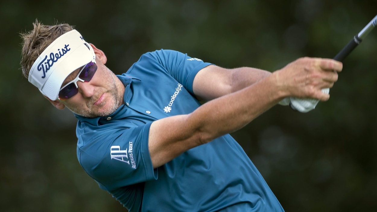 Ian Poulter claque son coup de départ au 17e trou en troisième ronde de la Classique Heritage. Ian Poulter claque son coup de départ au 17e trou en troisième ronde de la Classique Heritage.