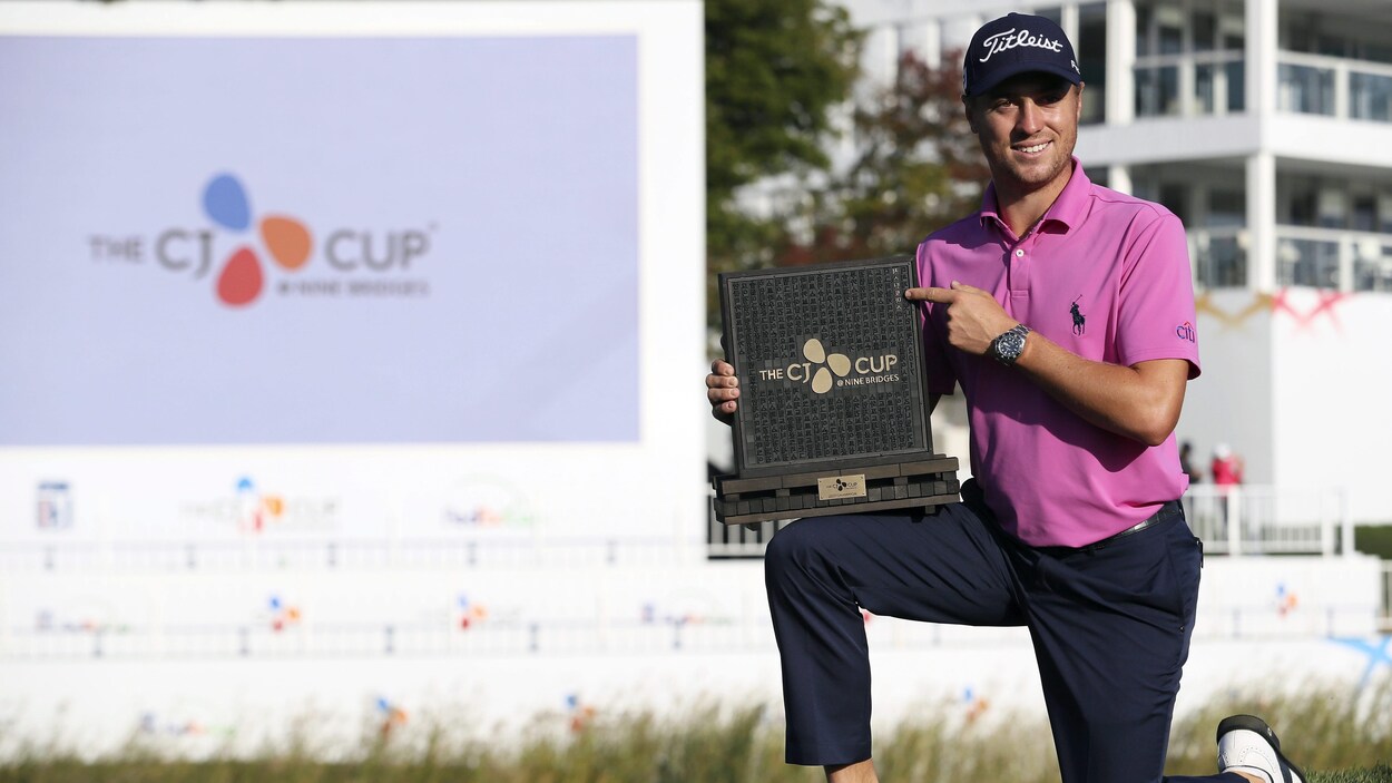 Justin Thomas avec le trophée de la Coupe CJ Justin Thomas avec le trophée de la Coupe CJ