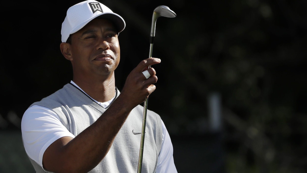 Tiger Woods attend son tour en vérifiant l'état d'un de ses fers au 11e trou à San Diego. Tiger Woods attend son tour en vérifiant l'état d'un de ses fers au 11e trou à San Diego.