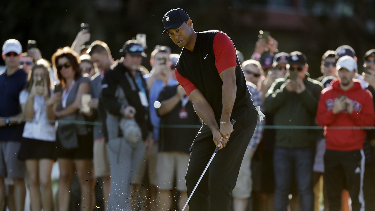 Tiger Woods frappe son deuxième coup au 11e trou du parcours de San Diego. Tiger Woods frappe son deuxième coup au 11e trou du parcours de San Diego.