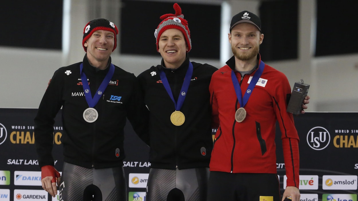 Ils prennent la pose sur le podium.