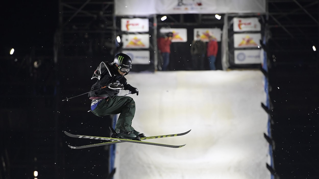La Française Coline Ballet Baz en Coupe du monde de grand saut (big air) La Française Coline Ballet Baz en Coupe du monde de grand saut (big air)