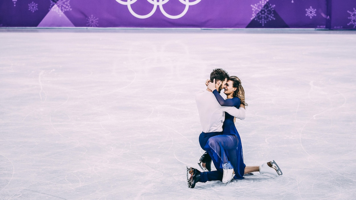Gabriella Papadakis et Guillaumne Cizeron s'enlacent à l'issue de leur programme libre en danse aux Jeux olympiques de Pyeongchang, à l'aréna de Gangneung. Gabriella Papadakis et Guillaumne Cizeron s'enlacent à l'issue de leur programme libre en danse aux Jeux olympiques de Pyeongchang, à l'aréna de Gangneung.
