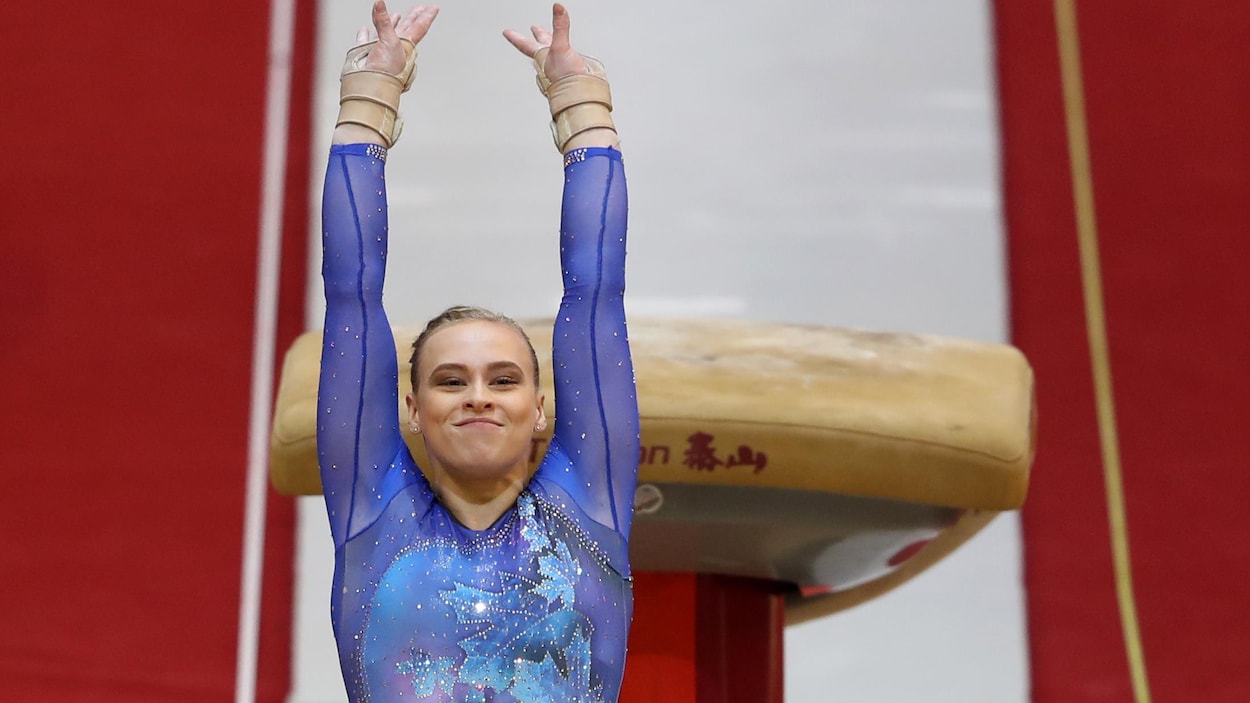 Ellie Black inscrit un pointage de 14,400 à la table de saut.