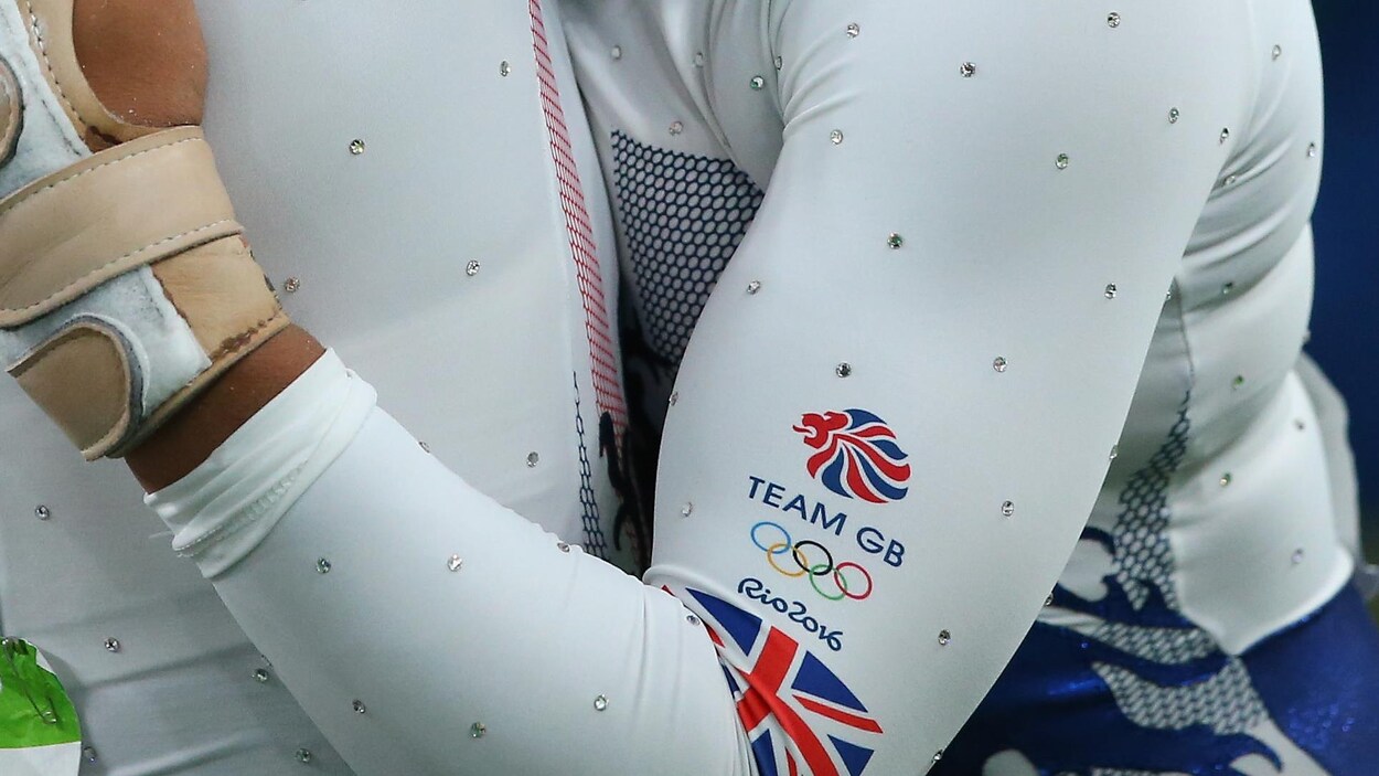 Des gymnastes britanniques se félicitent pendant une compétition.