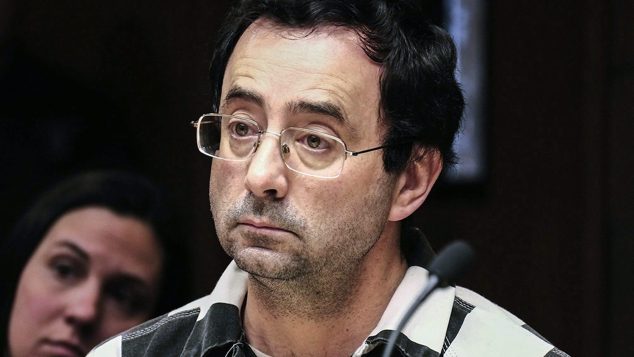 Larry Nassar écoute un témoin lors de son enquête préliminaire.
