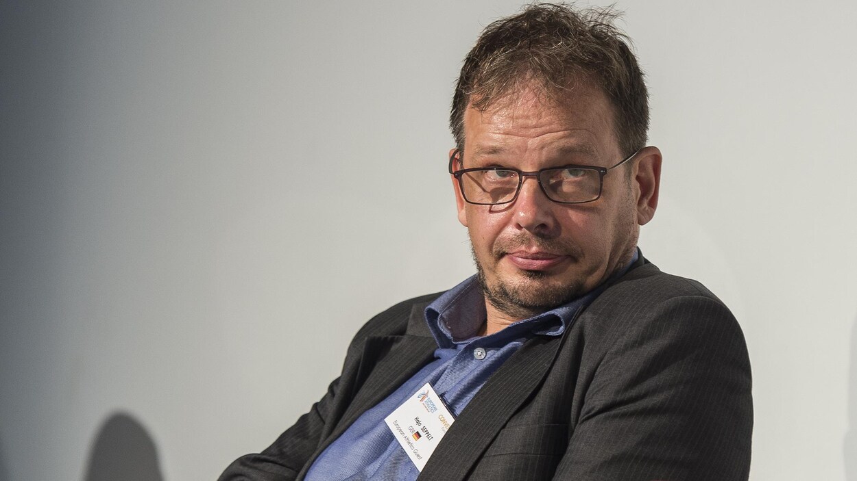 Le journaliste Hajo Seppelt écoute un conférencier en 2017. 