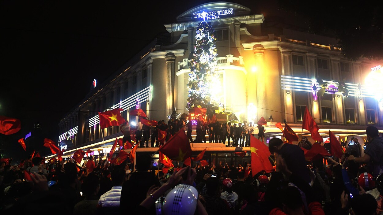 Les gens brandissent des drapeaux.