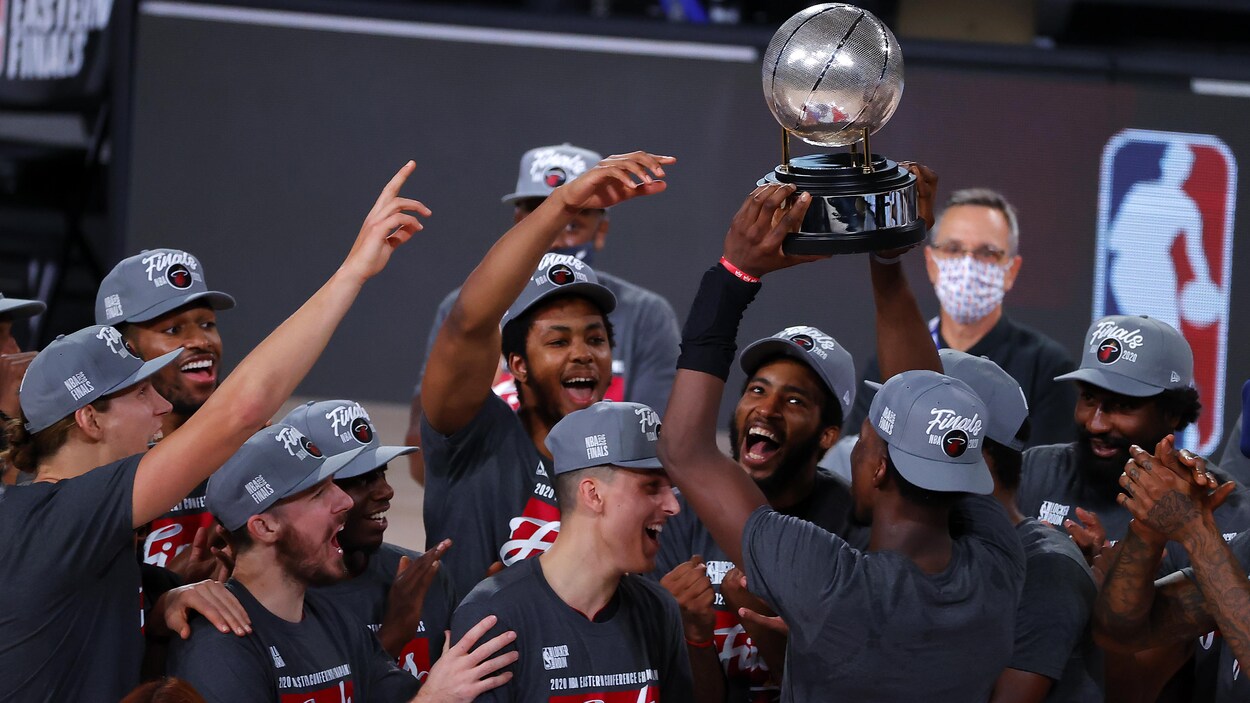 Des joueurs de basketball