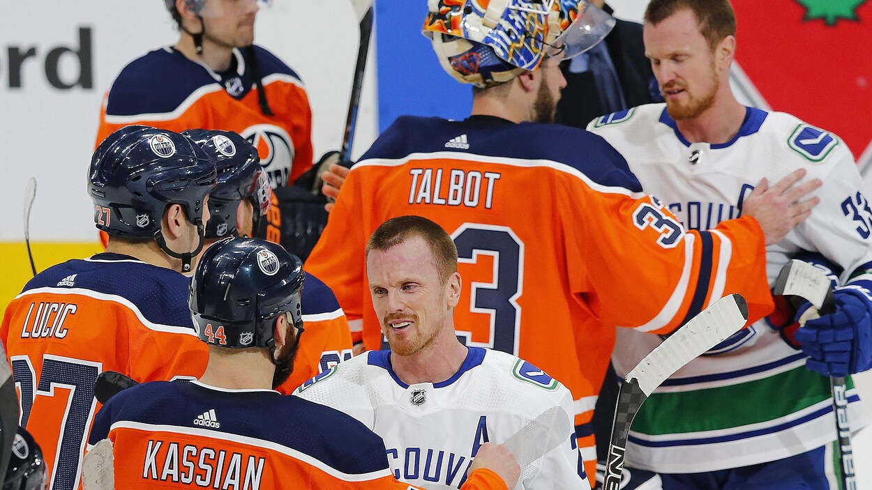 Daniel Sedin parle avec son ex-coéquipier Zack Kassian. Derrière lui, Henrik s'entretien avec le gardien Cam Talbot. Daniel Sedin parle avec son ex-coéquipier Zack Kassian. Derrière lui, Henrik s'entretien avec le gardien Cam Talbot.