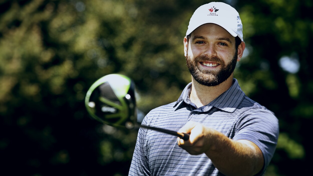 Anthony Brodeur sourit en tenant un bâton de golf. Anthony Brodeur sourit en tenant un bâton de golf.