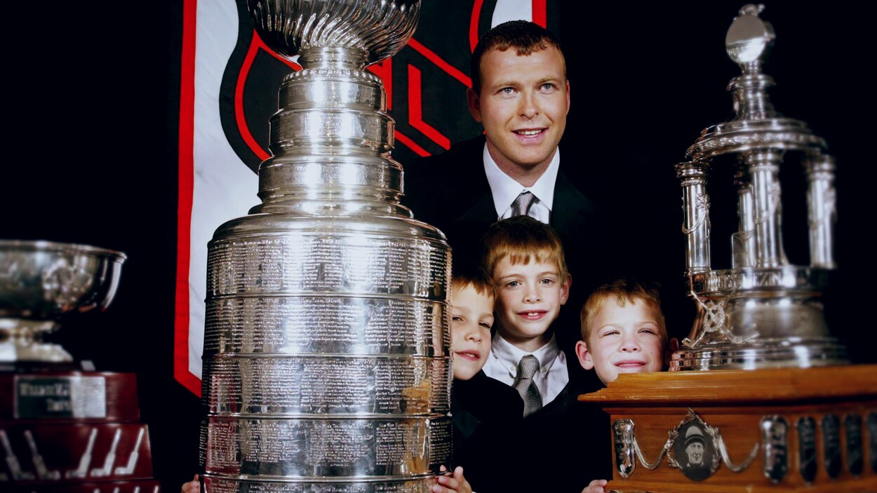 Martin Brodeur et ses fils Jeremie (gauche), Anthony (centre) et William après sa récolte des trophées Vézina et Jennings en plus de la coupe Stanley, en 2003 Martin Brodeur et ses fils Jeremie (gauche), Anthony (centre) et William après sa récolte des trophées Vézina et Jennings en plus de la coupe Stanley, en 2003