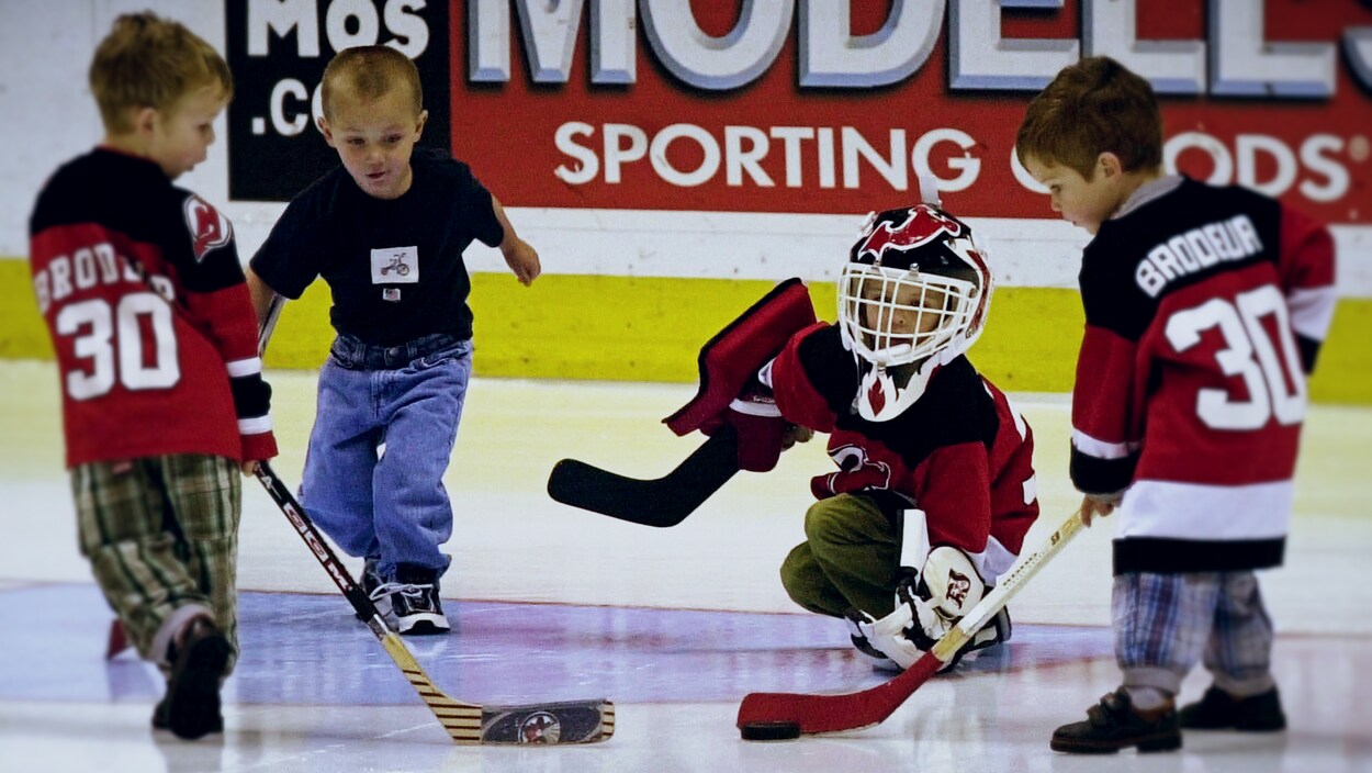 Anthony Brodeur est le gardien de but d'un match improvisé avec ses frères Jeremy (droite) et William (gauche) sous le regard du fils de Brian Rafalski, Daniel, en juin 2000, au Prudential Center d'East Rutherford. Anthony Brodeur est le gardien de but d'un match improvisé avec ses frères Jeremy (droite) et William (gauche) sous le regard du fils de Brian Rafalski, Daniel, en juin 2000, au Prudential Center d'East Rutherford.