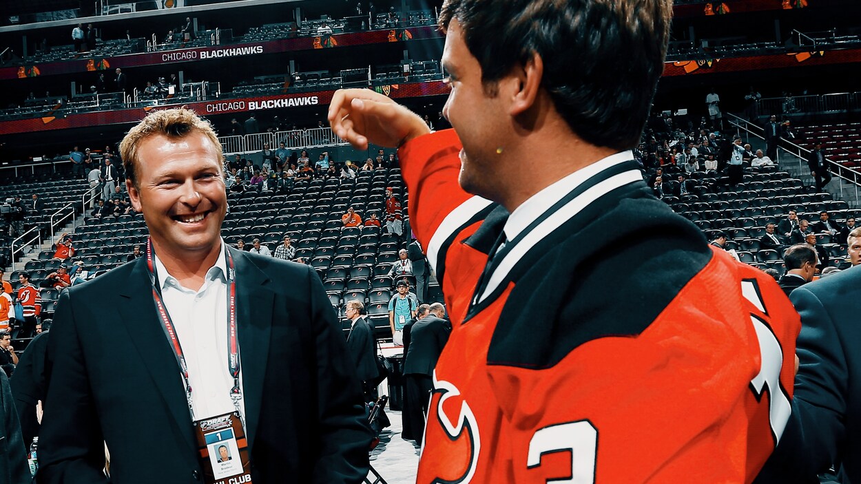 Martin Brodeur sourit à son fils Anthony, qui vient d'enfiler le chandail des Devils du New Jersey au repêchage de 2013 de la LNH. Martin Brodeur sourit à son fils Anthony, qui vient d'enfiler le chandail des Devils du New Jersey au repêchage de 2013 de la LNH.