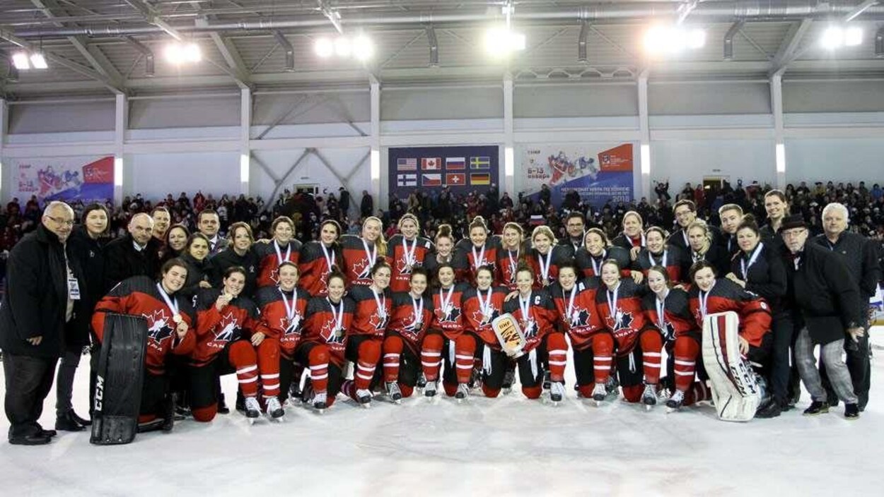L'équipe du Canada a gagné le bronze au Championnat mondial de hockey féminin des moins de 18 ans. L'équipe du Canada a gagné le bronze au Championnat mondial de hockey féminin des moins de 18 ans.