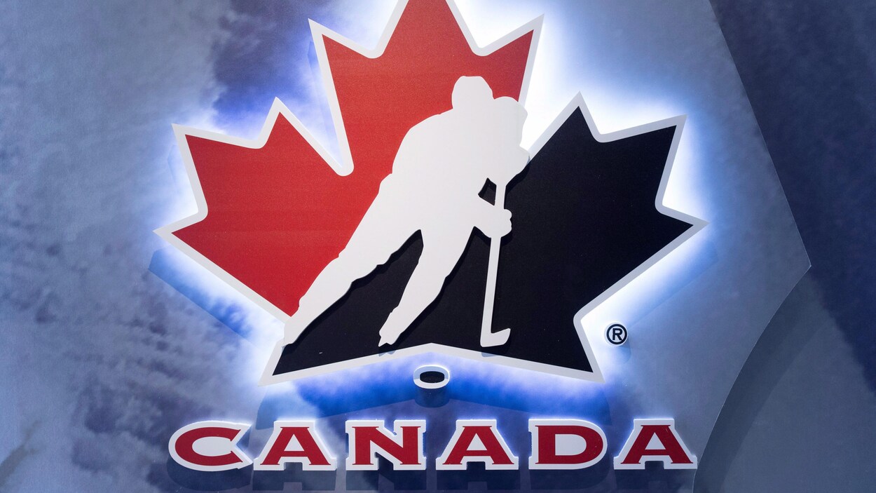 Le logo de Hockey Canada pris en photo lors d'un événement à Toronto en 2017.