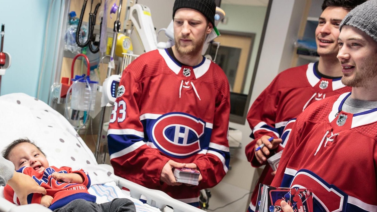 Ales Hemsky, Carey Price et Paul Byron ont rendu visite au petit Samuel Kanatewat. Ales Hemsky, Carey Price et Paul Byron ont rendu visite au petit Samuel Kanatewat.