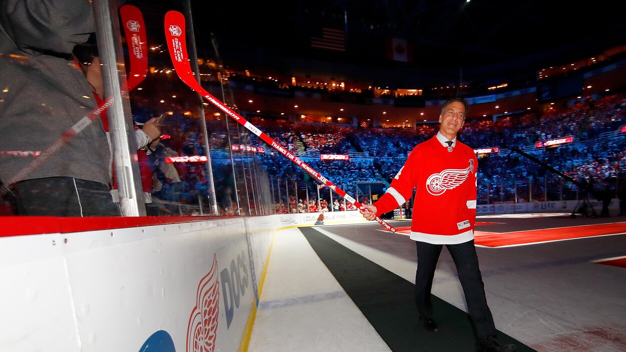 L'ancien défenseur étoile Chris Chelios entre sur la glace du Joe Louis Arena lors d'une cérémonie honorifique. L'ancien défenseur étoile Chris Chelios entre sur la glace du Joe Louis Arena lors d'une cérémonie honorifique.