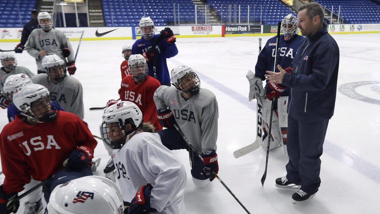 L'entraîneur de la formation américaine féminine de hockey Robb Stauber donne ses instructions. L'entraîneur de la formation américaine féminine de hockey Robb Stauber donne ses instructions.