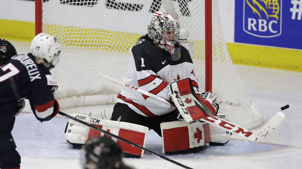 La gardienne canadienne Shannon Szabados réussit un arrêt sur un tir de l'Américaine Jocelyne Lamoureux