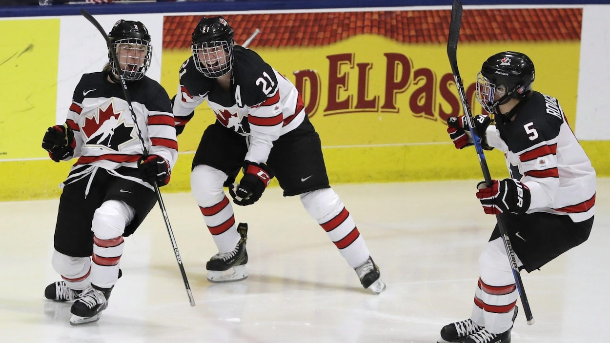 Meghan Agosta, Haley Irwin (centre) et Lauriane Rougeau Meghan Agosta, Haley Irwin (centre) et Lauriane Rougeau