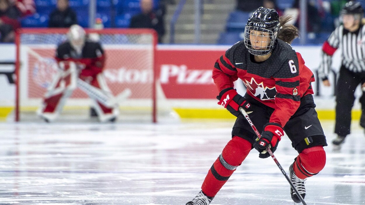 La Canadienne Rebecca Johnston patine vers le but adverse contre les Suédoises. La Canadienne Rebecca Johnston patine vers le but adverse contre les Suédoises.