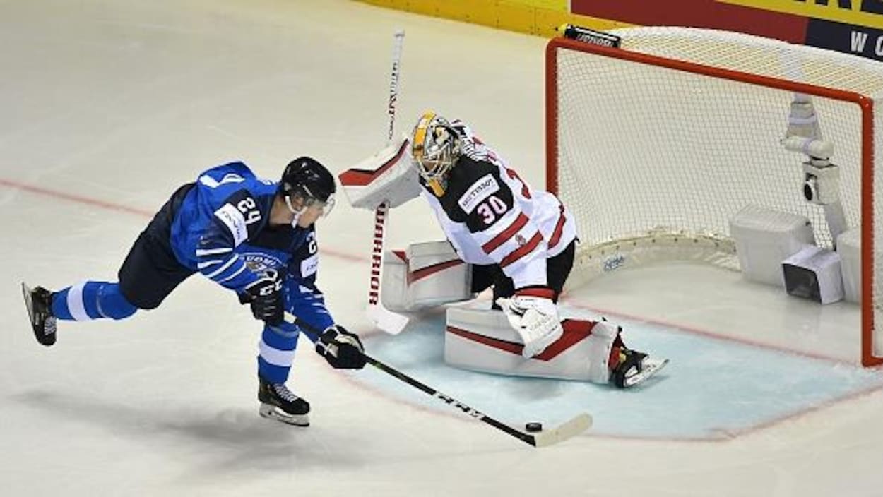 Le Finlandais Kaapo Kakko sur le point de battre de vitesse le gardien canadien Matt Murray