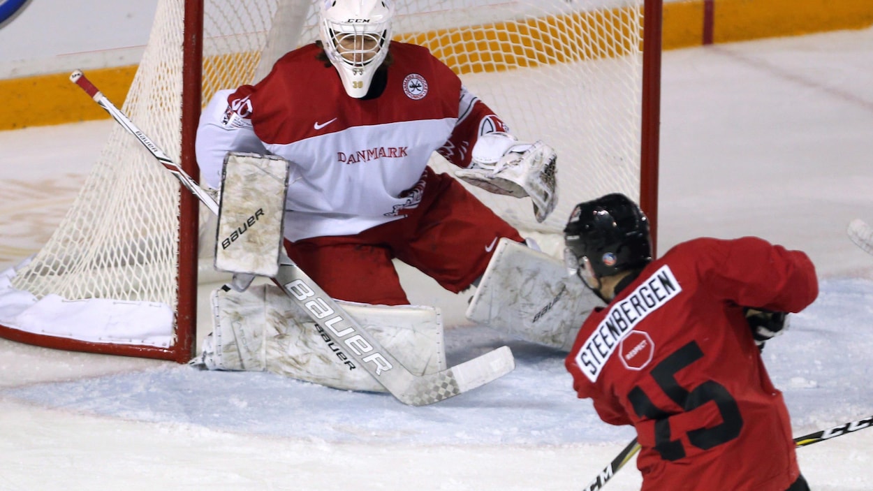 Tyler Steenbergen (à l'avant) marque pour le Canada contre le Danemark. Tyler Steenbergen (à l'avant) marque pour le Canada contre le Danemark.