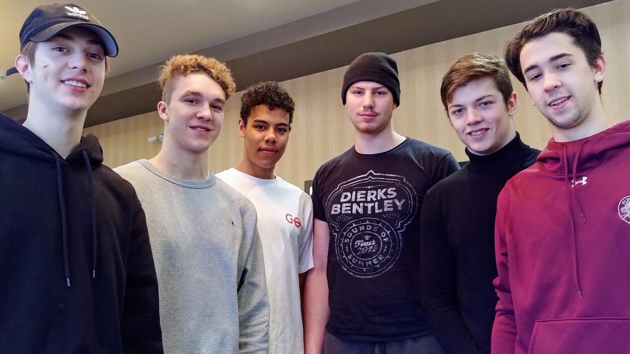 Les six hockeyeurs québécois posent.