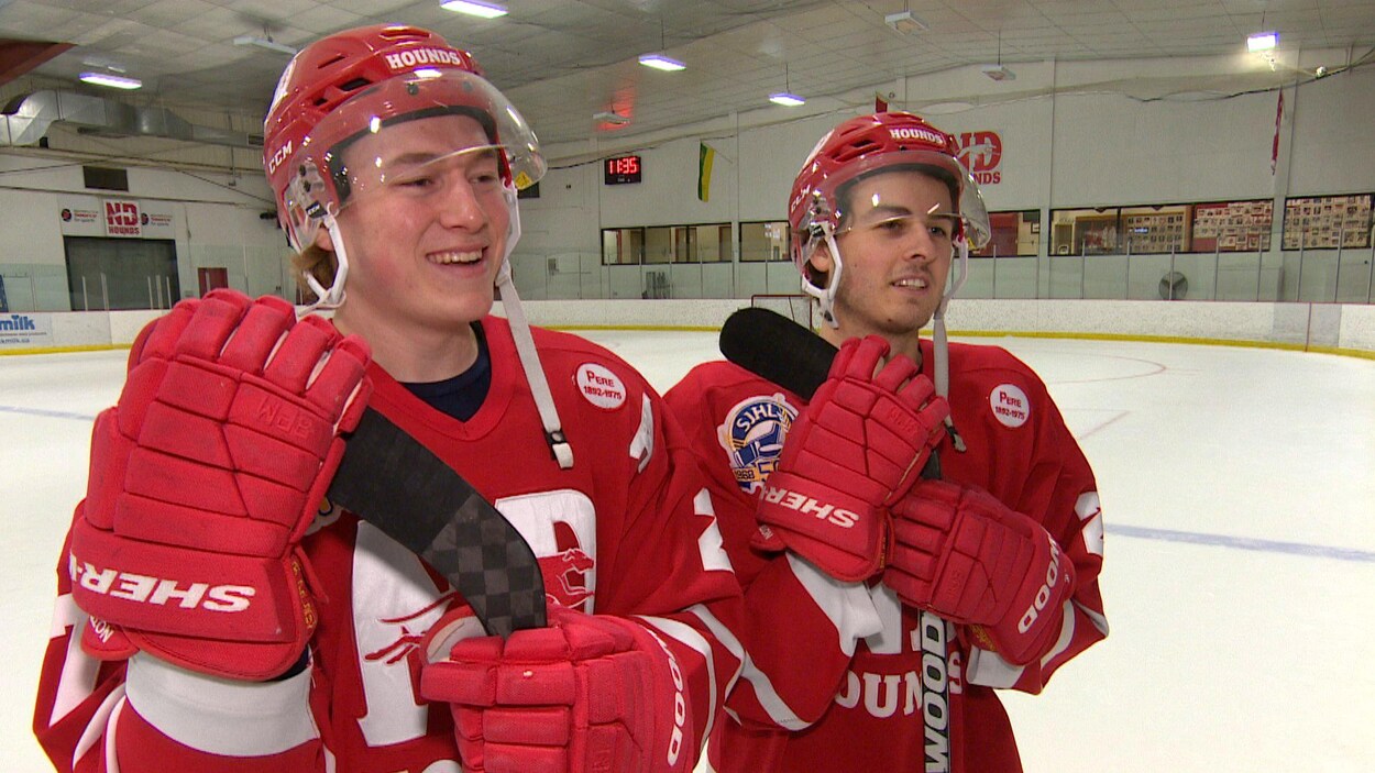 Charles Martin et Jakob Breault en entrevue sur la patinoire.