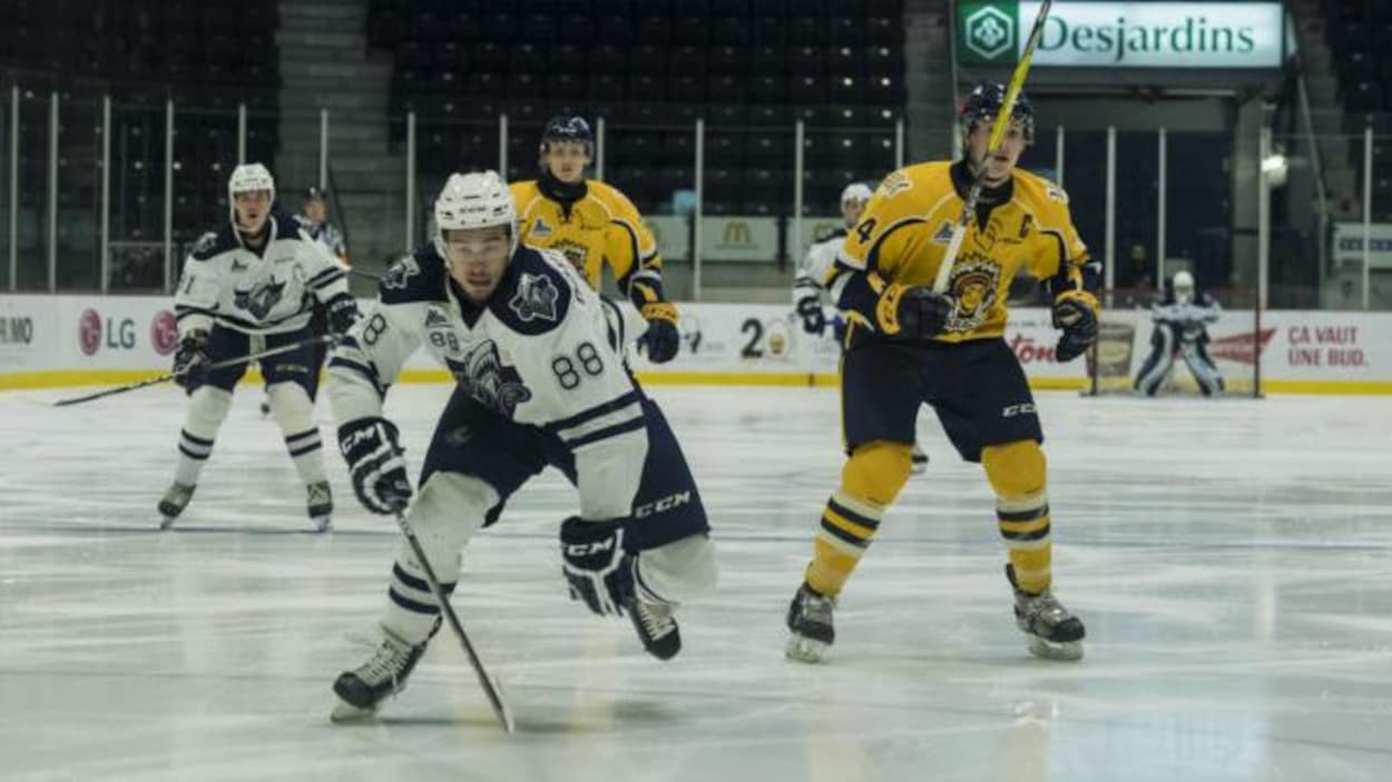 Joueur de l'Océanic de Rimouski patinant vers le filet de l'équipe adverse Joueur de l'Océanic de Rimouski patinant vers le filet de l'équipe adverse