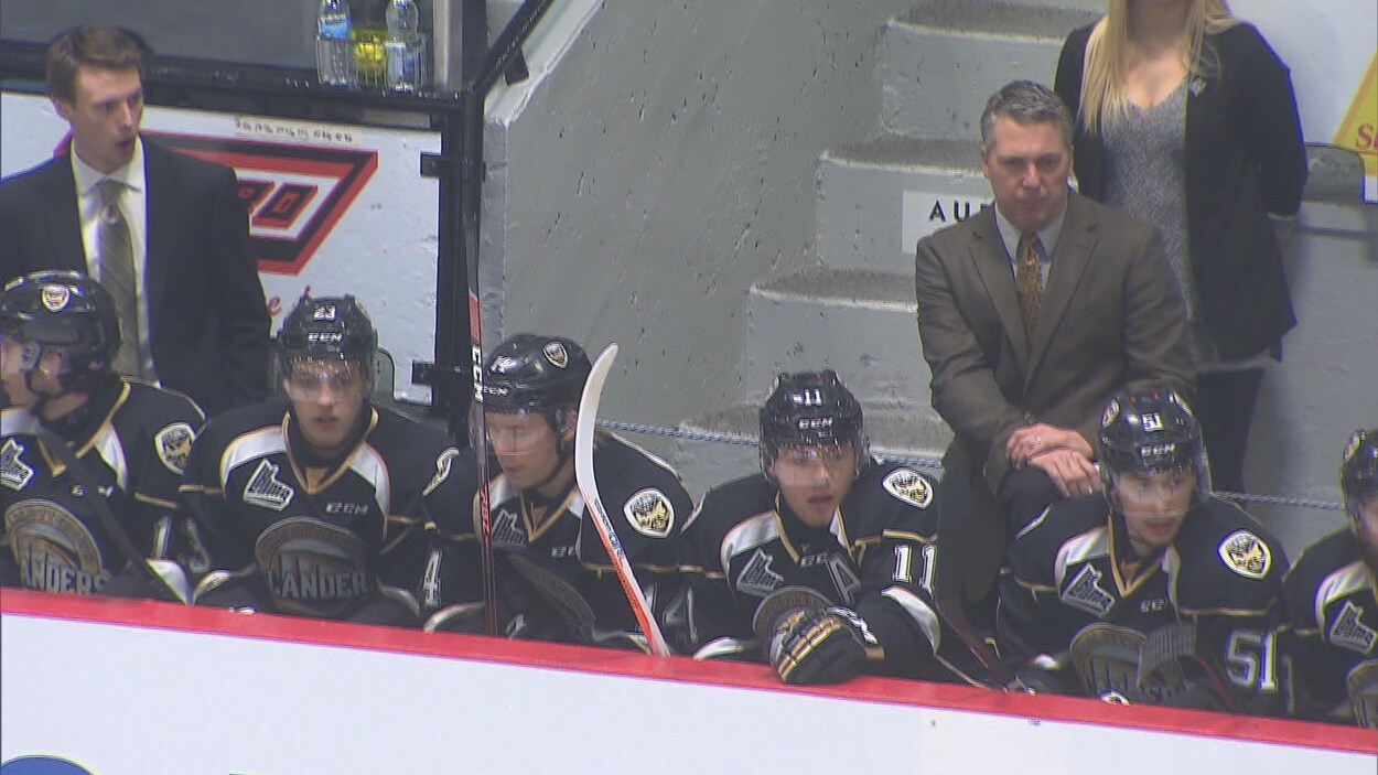 Gros plan du banc des joueurs des Islanders de Charlottetown Gros plan du banc des joueurs des Islanders de Charlottetown