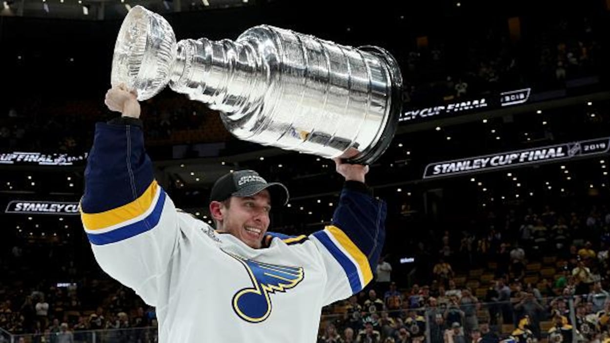 Il soulève la coupe Stanley au terme d'une saison improbable.