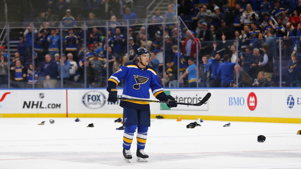 Jaden Schwartz patine au milieu de casquettes que viennent de lancer des partisans après son troisième but pour les Blues contre les Oilers.