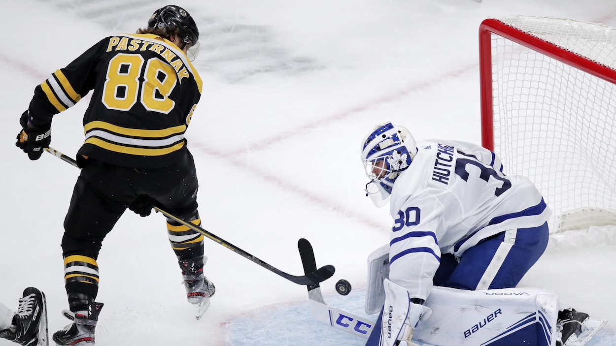 Il marque du revers entre ses jambes contre le gardien des Maple Leafs.