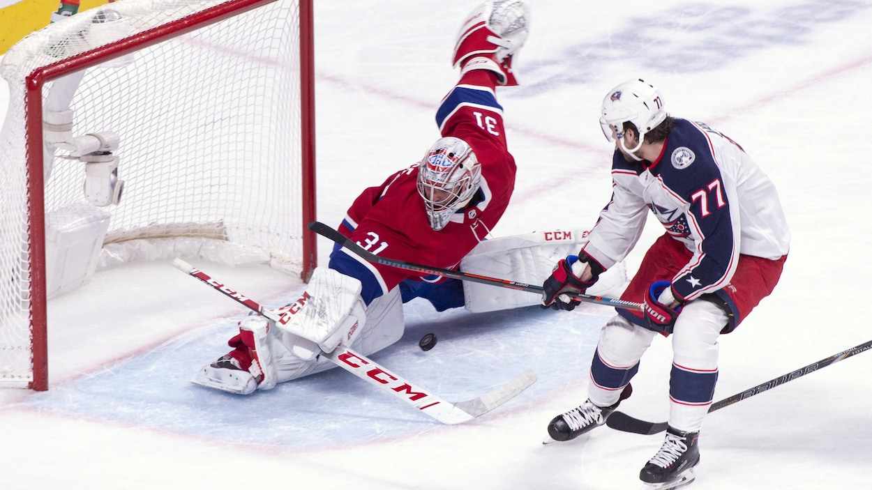 Carey Price (à gauche), du Canadien de Montréal, stoppe un tir de Josh Anderson, des Blue Jackets de Columbus.