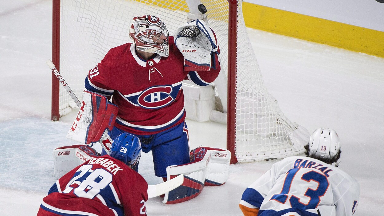 Mathew Barzal (à droite), des Islanders de New York, bat le gardien du Canadien de Montréal, Carey Price (au centre), d'un tir vif par-dessus l'épaule gauche de ce dernier
. Mathew Barzal (à droite), des Islanders de New York, bat le gardien du Canadien de Montréal, Carey Price (au centre), d'un tir vif par-dessus l'épaule gauche de ce dernier
.