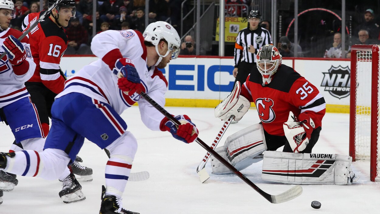 Max Domi, du Canadien de Montréal, maîtrise la rondelle devant le gardien des Devils du New Jersey.