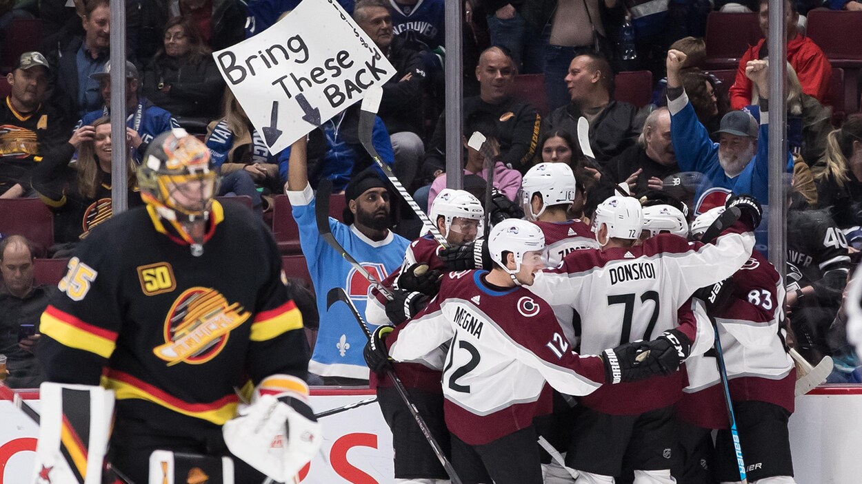 Les joueurs se félicitent après un but en prolongation.