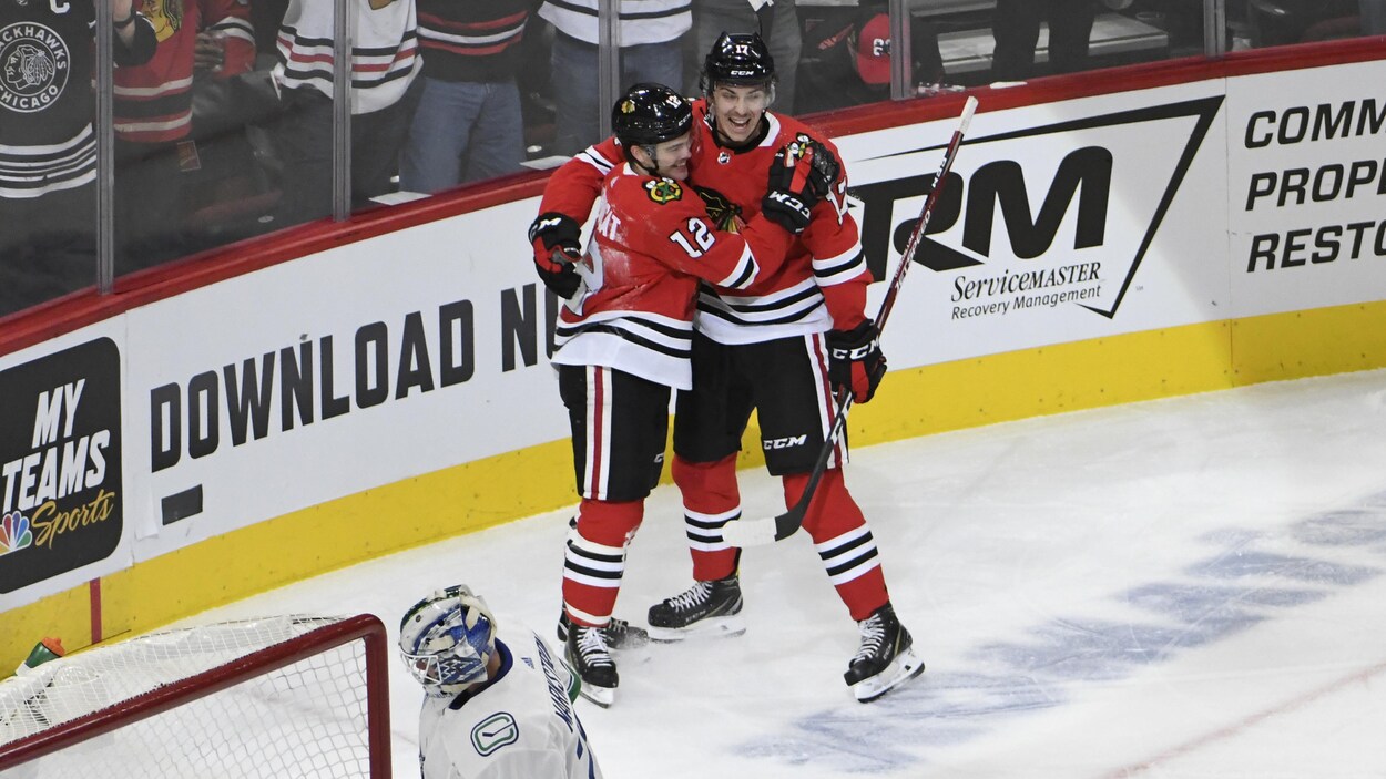 Il célèbre le but de son coéquipier Alex DeBrincat.