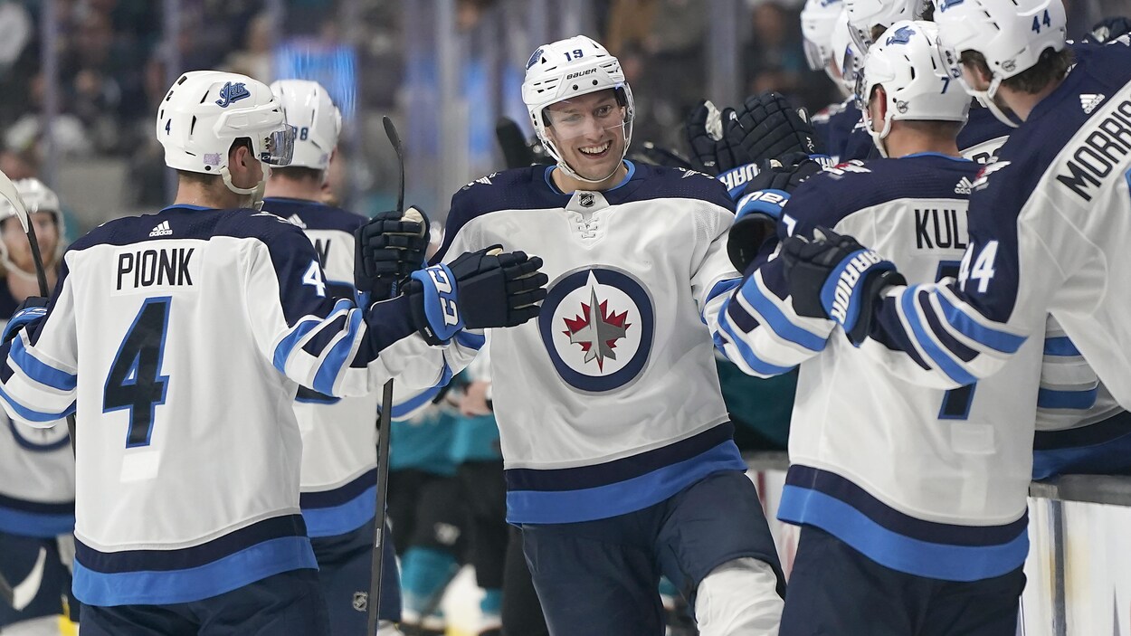 La recrue est félicitée par ses coéquipiers à la suite de son premier but dans la LNH.